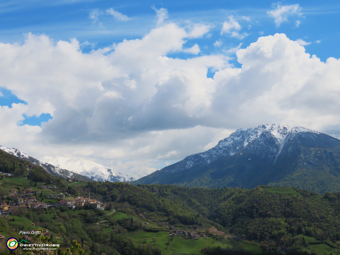 06 Vista panoramica su Dossena con Menna, Alben e Ponte tibetano.JPG